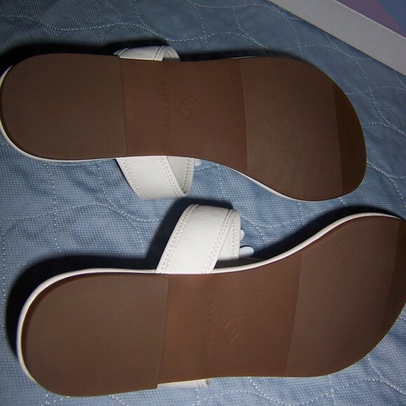 Katy Perry White Flower Thong Sandals - Picture 11 of 13